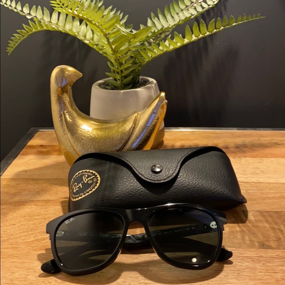 ✨SALE✨Perfect condition black ray bans 😎✨